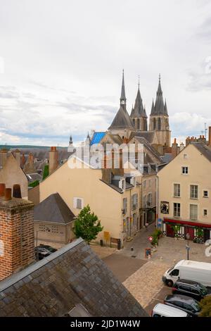 Erhöhter Blick auf die Altstadt von Blois und die Kirche des Heiligen Nikolaus. Blois ist eine Gemeinde und die Hauptstadt des Departements Loir-et-Cher, in Centre-Val de Loire, Stockfoto