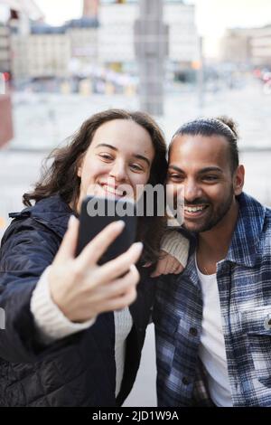 Lächelnd Selfie im Freien unter Freunden Stockfoto