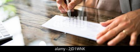 Nahaufnahme der Kaufmann Hand Unterzeichnung im Amt prüfen Stockfoto