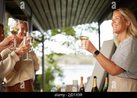 Freundinnen feiern zusammen Stockfoto