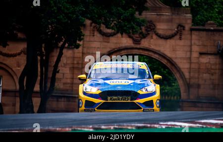 Ein IKONISCHES Bild von Ashley Sutton, BTCC, britischer Tourenfahrer, Nummer 1 im Oulton Park, der für die Motorbase-Performance fährt, NAPA Racing UK, Ash. Stockfoto