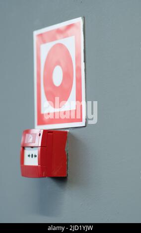 Schild Gebäude Feuerlöscher Notflur Feuer roten Rettungsalarm Gefahr, von der Wandbox zur Warnung für Hintergrund sicher, Service-Schule. Krise Stockfoto