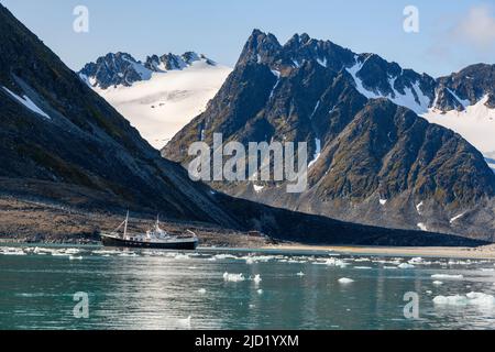 Das Expeditionsschiff M/S Togo im Trinity Harbour, Magdalene Fjord, Spitzbergen (Svalbard, Norwegen) im August. Stockfoto