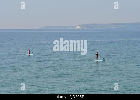 Boscombe, Bournemouth, Dorset, Großbritannien. 17.. Juni 2022. Wetter. Es wird der heißeste Tag des Jahres sein, so weit die kurzen Hitzewellen ihren Höhepunkt erreichen. Ein Paar paddelbarding im Weltraum am frühen Morgen. Kredit: Paul Biggins/Alamy Live Nachrichten Stockfoto