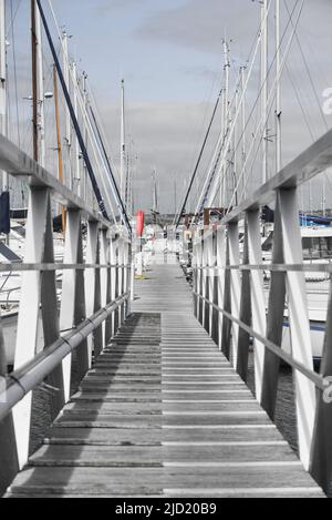 Der Hafen von Douarnenez in Frankreich. Die Boote vertäuten am Ponton. Stockfoto