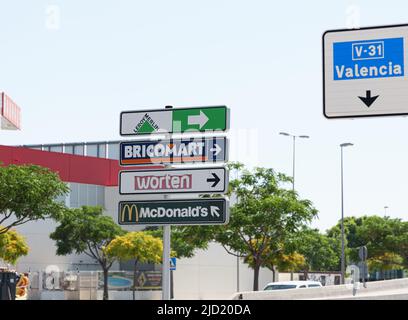 MASSANASSA, SPANIEN - 06. JUNI 2022: Business-Werbetafeln im Einkaufszentrum Stockfoto