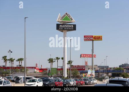 MASSANASSA, SPANIEN - 06. JUNI 2022: Kommerzielle Werbetafeln im Einkaufszentrum Stockfoto