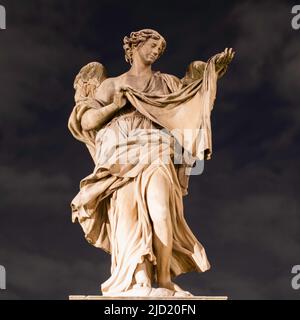 Statue auf der Brücke Ponte Sant'Angelo, genannt 'Engel mit dem Sudarium (Veronicas Schleier)' von Cosimo Fancelli bei Nacht mit Umgebungslicht Stockfoto