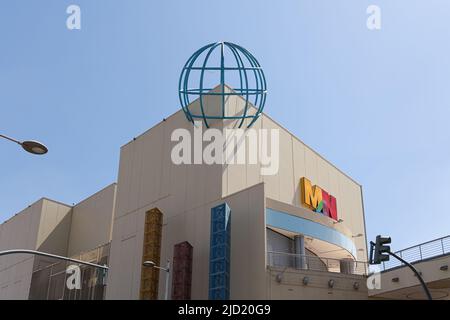 ALFAFAR, SPANIEN - 06. JUNI 2022: MN4 ist ein modernes Freizeit- und Einkaufszentrum in Alfar, Valencia Stockfoto
