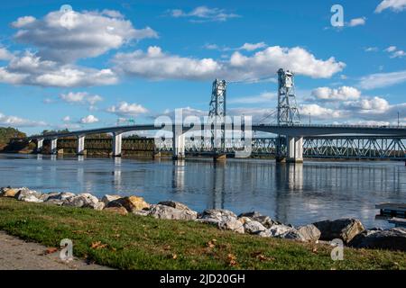 Blick auf die Brücke über den Kennebec-Fluss in Bath, Maine an Einem sonnigen Nachmittag mit leichten Wolken am Himmel. Stockfoto