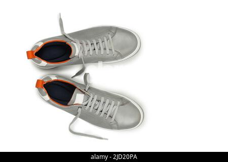 Graue Leder-Sneakers isoliert auf weiß, Draufsicht Stockfoto