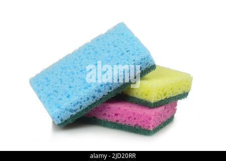 Ungenutzte bunte Küchenschwämme isoliert auf Weiß Stockfoto