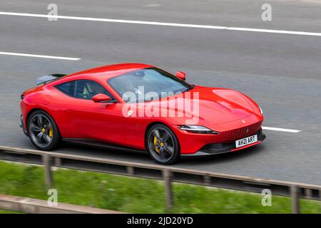 2021 Red FERRARI Roma S-A Base 3855cc 7 Speed SEM-Automatic; Ein Grand-Tourer mit einem vorne montierten V8 auf der M6 Motorway, Manchester, Großbritannien Stockfoto