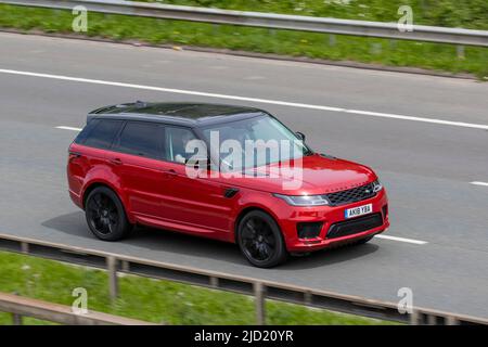 2018 Red Land Rover, Range Rover Sport SDV6 HSE Dynamic 2993cc 8-Gang-Automatik; Fahren auf der M6 Motorway, Manchester, Großbritannien Stockfoto