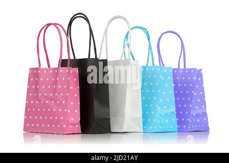 Bunte Papier-Einkaufstaschen isoliert auf Weiß Stockfoto
