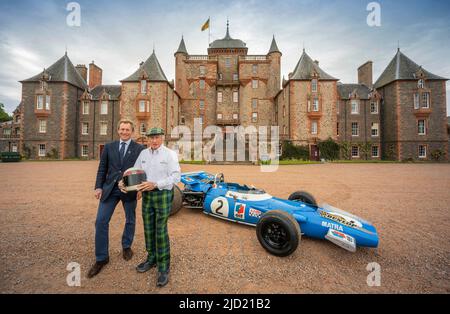 17.. Juni 2022. Thirlestane Castle, Lauder, Scottish Borders. Sir Jackie Stewart OBE im Bild mit Edward Maitland-Carew, der die Veranstaltung in seinem Familienhaus Thirlestane Castle organisiert hat. BILDUNTERSCHRIFT Sir Jackie Stewart OBE ist vor dem Thirlestane Castle in den Scottish Borders mit seiner legendären Matra MS-80 02 aus dem Jahr 1969 zu sehen, die ihn zu seinem ersten Formel-1-Titel brachte. Der Flying Scot ist zu Schottlands größtem neuen Motorsportevent, dem Sir Jackie Stewart Classic, zurückgekehrt, das an diesem Wochenende (18.. Und 19.. Juni) von Rolex präsentiert wird. Es wird ein spannendes Wochenende für begeisterte Motorfahrer Stockfoto