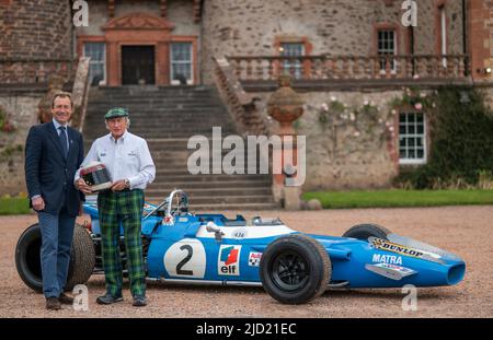 17.. Juni 2022. Thirlestane Castle, Lauder, Scottish Borders. Sir Jackie Stewart OBE im Bild mit Edward Maitland-Carew, der die Veranstaltung in seinem Familienhaus Thirlestane Castle organisiert hat. BILDUNTERSCHRIFT Sir Jackie Stewart OBE ist vor dem Thirlestane Castle in den Scottish Borders mit seiner legendären Matra MS-80 02 aus dem Jahr 1969 zu sehen, die ihn zu seinem ersten Formel-1-Titel brachte. Der Flying Scot ist zu Schottlands größtem neuen Motorsportevent, dem Sir Jackie Stewart Classic, zurückgekehrt, das an diesem Wochenende (18.. Und 19.. Juni) von Rolex präsentiert wird. Es wird ein spannendes Wochenende für begeisterte Motorfahrer Stockfoto