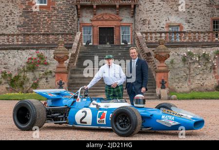 17.. Juni 2022. Thirlestane Castle, Lauder, Scottish Borders. Sir Jackie Stewart OBE im Bild mit Edward Maitland-Carew, der die Veranstaltung in seinem Familienhaus Thirlestane Castle organisiert hat. BILDUNTERSCHRIFT Sir Jackie Stewart OBE ist vor dem Thirlestane Castle in den Scottish Borders mit seiner legendären Matra MS-80 02 aus dem Jahr 1969 zu sehen, die ihn zu seinem ersten Formel-1-Titel brachte. Der Flying Scot ist zu Schottlands größtem neuen Motorsportevent, dem Sir Jackie Stewart Classic, zurückgekehrt, das an diesem Wochenende (18.. Und 19.. Juni) von Rolex präsentiert wird. Es wird ein spannendes Wochenende für begeisterte Motorfahrer Stockfoto