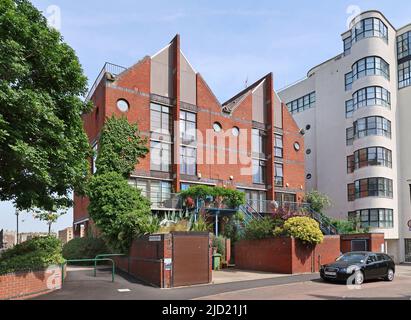 Moderne Stadthäuser mit Blick auf die Themse in der Elephant Lane, Bermondsey, London, Großbritannien. 1980s entworfen im Post Modern Stil. Stockfoto