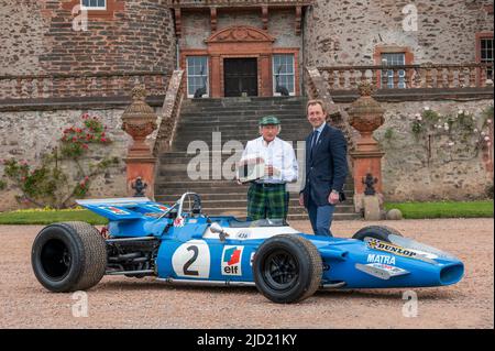 17.. Juni 2022. Thirlestane Castle, Lauder, Scottish Borders. Sir Jackie Stewart OBE im Bild mit Edward Maitland-Carew, der die Veranstaltung in seinem Familienhaus Thirlestane Castle organisiert hat. BILDUNTERSCHRIFT Sir Jackie Stewart OBE ist vor dem Thirlestane Castle in den Scottish Borders mit seiner legendären Matra MS-80 02 aus dem Jahr 1969 zu sehen, die ihn zu seinem ersten Formel-1-Titel brachte. Der Flying Scot ist zu Schottlands größtem neuen Motorsportevent, dem Sir Jackie Stewart Classic, zurückgekehrt, das an diesem Wochenende (18.. Und 19.. Juni) von Rolex präsentiert wird. Es wird ein spannendes Wochenende für begeisterte Motorfahrer Stockfoto