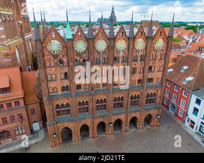 31. Mai 2022, Mecklenburg-Vorpommern, Stralsund: Blick auf die Ausstellungsfassade des Stralsunder Rathauses am Alten Markt. Die teilweise vergoldeten, rund 80 Kilogramm schweren Zierscheiben wurden um 1880 nach dem spätmittelalterlichen Modell gefertigt. Es wird angenommen, dass die Sternscheiben das Himmelreich symbolisieren, das als göttliche Ordnung über der irdischen, menschlichen Ordnung steht - dem Rathaus mit seinem rat. Das Rathaus in der Weltkulturerbestadt Stralsund ist eines der wichtigsten hanseatischen Säkularbauten im Baltikum. Die beiden Hansestädte Wismar und Stralsund Stockfoto