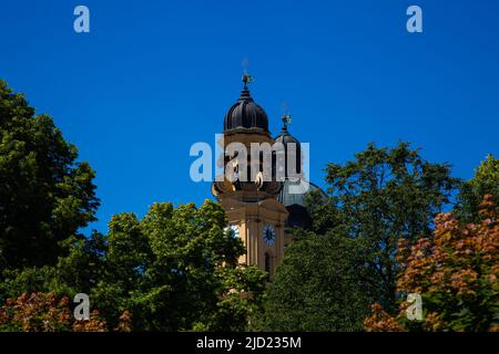 Theatiner Kirche fotografiert vom Hofgarten, blauer Himmel Stockfoto