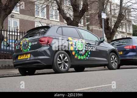 London, Großbritannien. Auf einer Wohnstraße in Camberwell parkt ein elektrischer Volkswagen Polo vom Autoclub Zipcar. Stockfoto