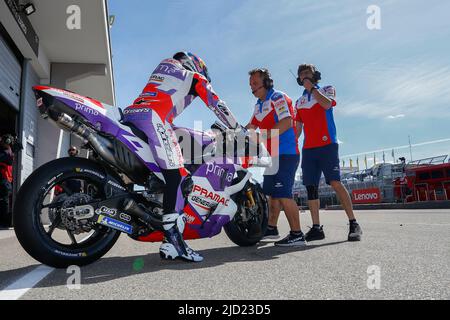 Hohenstein Ernstthal, Deutschland. Juni 17. 2022. MotoGP Liqui Moly Motorrad Grand Prix Deutschland auf dem Sachsenring, Hohenstein-Ernstthal, Deutschland. Im Bild: #89 Jorge Martin (SPA) von Prima Pramac Racing während der ersten Trainingseinheit Credit: Piotr Zajac/Alamy Live News Stockfoto