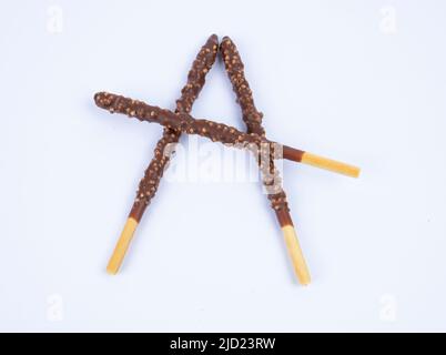 Schokoladenüberzogene Cracker-Sticks auf weißem Hintergrund. Stockfoto