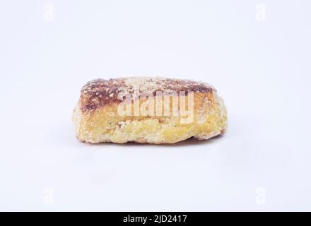 Stapel von leckeren Cookies mit Schokoladenstücken isoliert auf weißem Hintergrund. Stockfoto