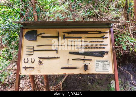 Historische Bergbauwerkzeuge werden im Blue Mountains National Park, New South Wales, Australien, ausgestellt. Stockfoto