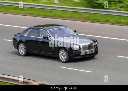 2011 schwarz silberne britische ROLLEN ROYCE GHOST BV12 SWB 6592cc Benzin 8-Gang-Automatik; auf der M6 Motorway, Manchester, Großbritannien Stockfoto