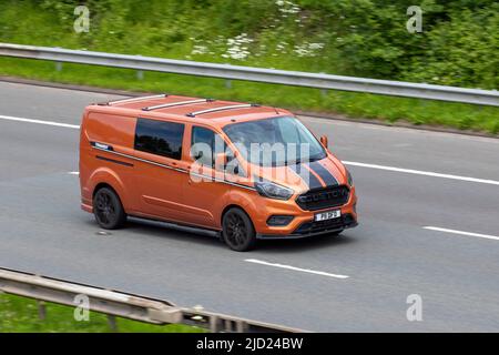 2019 oranger Ford Transit Custom 1995cc Diesel 6-Gang-Automatiktransporter; Fahrt auf der M6 Motorway, Manchester, Großbritannien Stockfoto