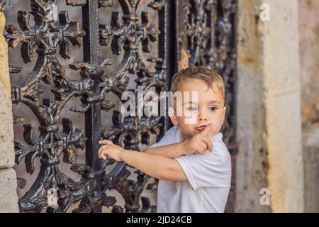 Adorable kaukasischen Kind fragen, ruhig mit Finger auf den Lippen zu sein. Stille und geheime Konzept Stockfoto