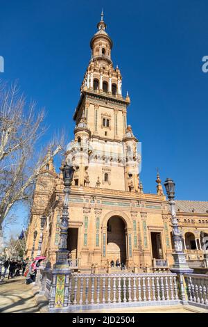 Der Nordturm der Plaza de Spanien (Plaza de España) im Parque de María Luisa (Park Maria Luisa) Stockfoto