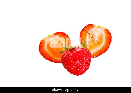 Reife, saftige Erdbeeren mit Blättern Stockfoto