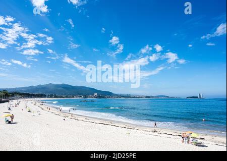 Vigo, Spanien - 10. Juni 2022 - Samil Beach in Vigo. Sommerstrandtag in Vigo Stockfoto