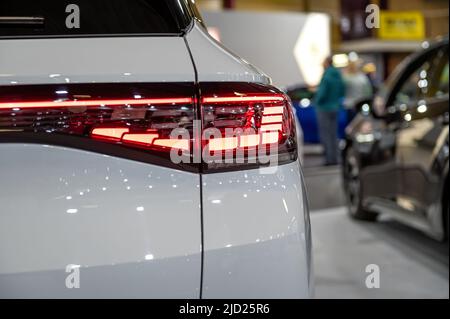 Riga, Lettland, 29. April 2022: LED-Rückleuchten Nahaufnahme des elektrischen SUV nev VW ID4, Modell 2022, stilvolles Außendesign des neuen Autos Stockfoto