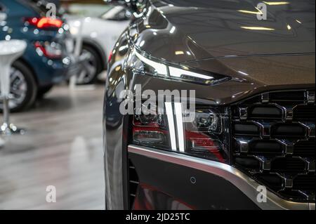 Riga, Lettland, 29. April 2022: LED-Scheinwerfer und Autodesign-Nahaufnahme des nev Hyundai Santa Fe Crossover, Modell 2022 Stockfoto