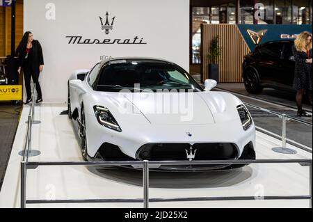 Riga, Lettland, 29. April 2022: Präsentation des weißen italienischen Supersportwagens Maserati MC20 auf der AUTO 2022 Stockfoto