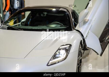 Riga, Lettland, 29. April 2022: Präsentation des weißen italienischen Supersportwagens Maserati MC20 auf der AUTO 2022 Stockfoto