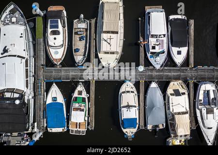 2022-06-17 12:06:53 WESEM - Drohne Foto von Booten und Vergnügen Handwerk in der Marina von Wesem. Es ist an vielen Orten tropisch warm. ANP ROB ENGELAAR netherlands Out - belgium Out Credit: ANP/Alamy Live News Stockfoto