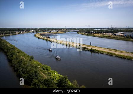 2022-06-17 12:12:45 WESEM - Drohne Foto von Booten und Vergnügen Handwerk in der Marina von Wesem. Es ist an vielen Orten tropisch warm. ANP ROB ENGELAAR netherlands Out - belgium Out Credit: ANP/Alamy Live News Stockfoto