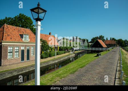 Enkhuizen, Niederlande, Juni 2022. Blick durch eine der vielen historischen Straßen in Enkhuizen. Hochwertige Fotos Stockfoto