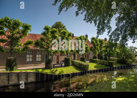 Enkhuizen, Niederlande, Juni 2022. Blick durch eine der vielen historischen Straßen in Enkhuizen. Hochwertige Fotos Stockfoto