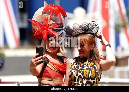 Rennfahrer fotografieren am vierten Tag von Royal Ascot auf der Pferderennbahn Ascot. Bilddatum: Freitag, 17. Juni 2022. Stockfoto