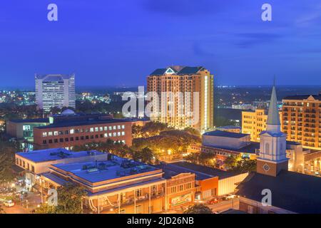 Tallahassee, Florida, USA Skyline der Innenstadt von oben in der Abenddämmerung. Stockfoto