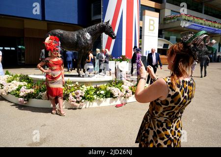 Am vierten Tag des Royal Ascot auf der Pferderennbahn Ascot fotografieren Rennfahrer an der Frankel-Statue. Bilddatum: Freitag, 17. Juni 2022. Stockfoto