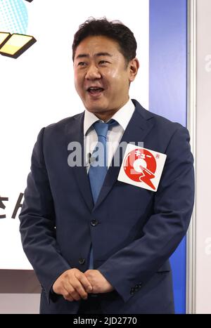 Tokio, Japan. 16.. Juni 2022. Das japanische Comedy-Duo Nishikigoi, Takashi Watanabe, nimmt an einer Werbeveranstaltung von Tomys zurückziehbarem Spielzeugauto Choro-Q auf der International Tokyo Toy Show in Tokio am Donnerstag, 16. Juni 2022 Teil. Am 16. Und 17. Juni fand die größte Spielwarenmesse für Geschäftsleute in Asien statt, das erste Mal seit drei Jahren aufgrund einer Pandemie von COVID-19. Quelle: Yoshio Tsunoda/AFLO/Alamy Live News Stockfoto