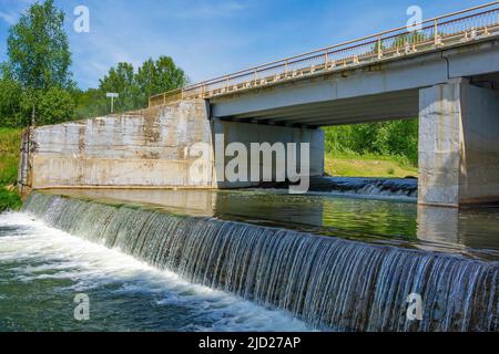 Damm und Brücke auf dem Gelände eines ehemaligen Kleinwasserkraftwerks am Suenga-Fluss, Region Nowosibirsk Stockfoto